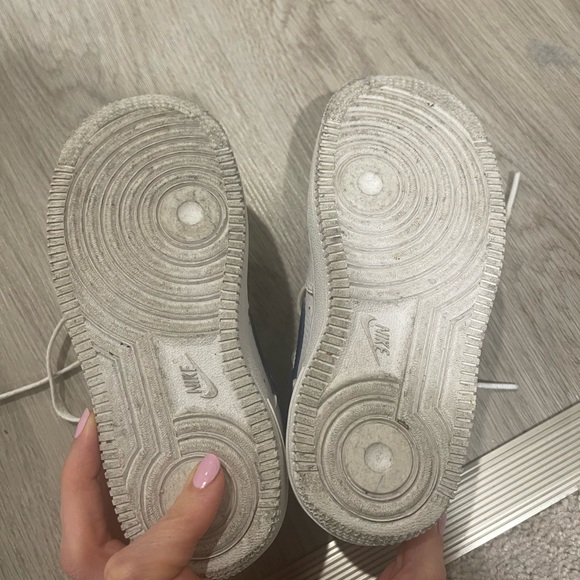 Nike Air Force 1 Boys White and Blue Sneakers - Picture 6 of 6